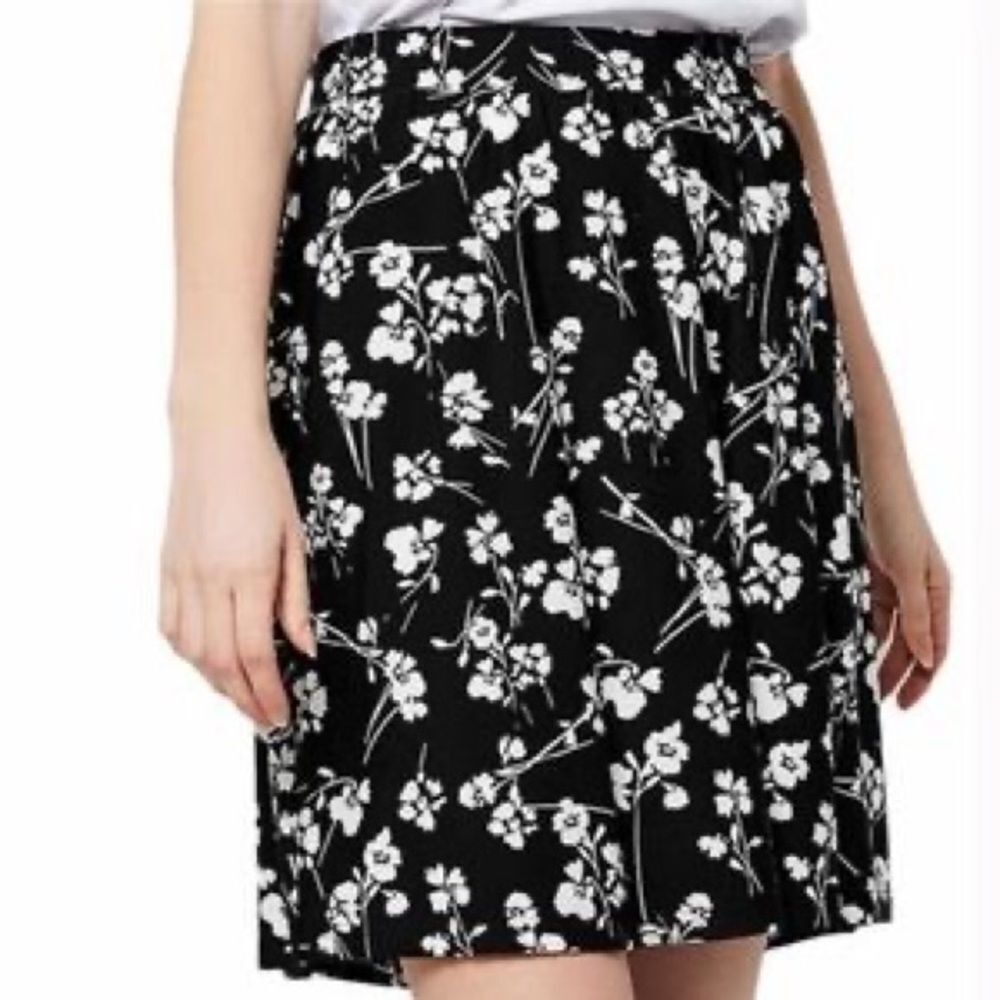 😊 3/$30 
NWT •Leota• skirt black&white floral design, Sz S, non-wrinkle stretch